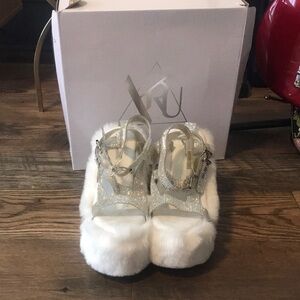 YRU White fur platform open toed shoes